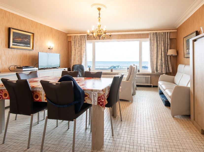 Ontdek dit charmante appartement van 94 m² met een adembenemend uitzicht op zee, gelegen op een toplocatie aan de levendige kust. Geniet van de overvl