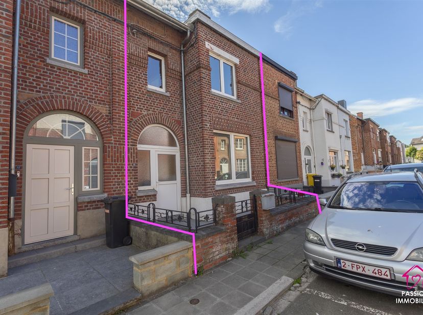 Charmante maison 3 chambres érigée sur un terrain de 2a17ca. Elle se situe à Couvin, proche de toutes commodités. Ce bien convient à tous types de pro