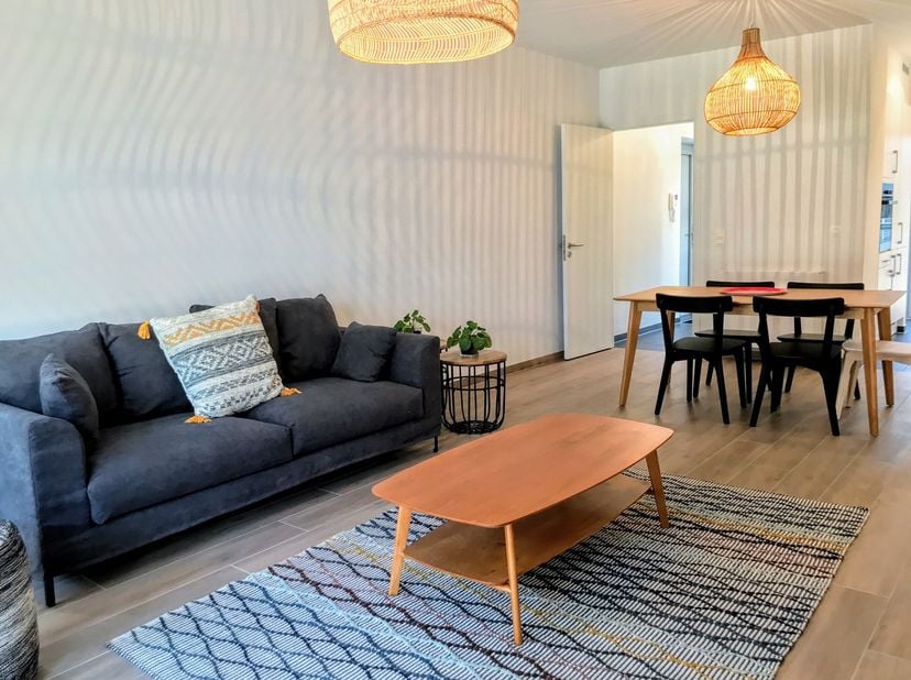 Parc Josaphat / Louis Bertrand. Bel appartement lumineux dans un clos privatif sécurisé. 2 Chambres, living, cuisine full-équipée, 1 salle de bain ave