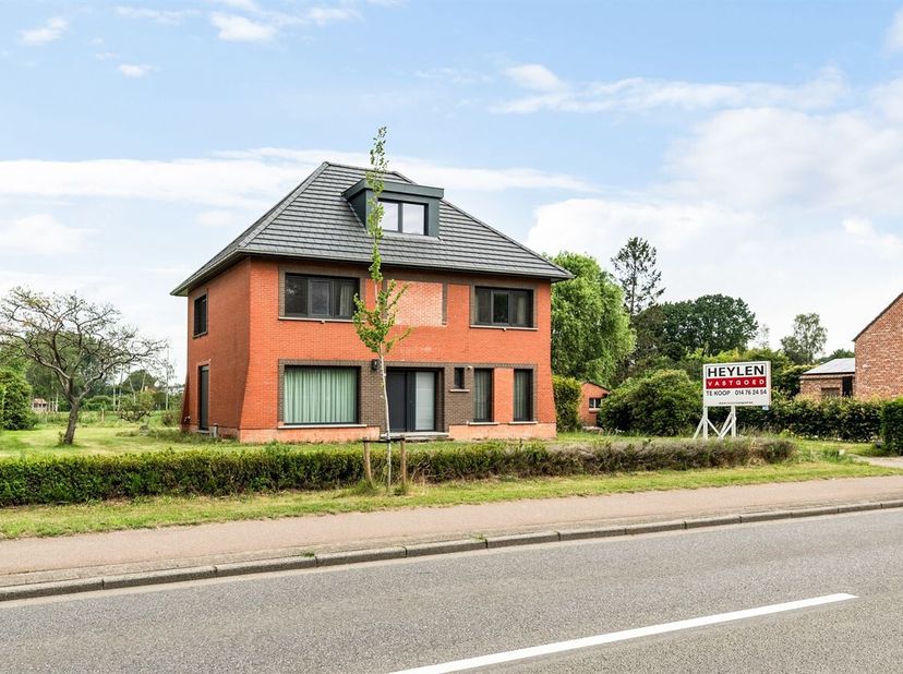 Gerenoveerde open bebouwing met 3 slaapkamers, bureau en groene vergezichten in Geel<br />
Op zoek naar een ruime en smaakvol gerenoveerde gezinswonin