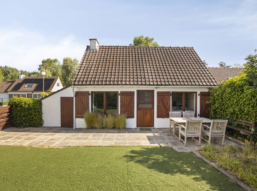 Charmante vakantiewoning te koop in Koksijde, rustig gelegen in een groen domein op wandelafstand van de duinen. De woning beschikt over een zuidgeric