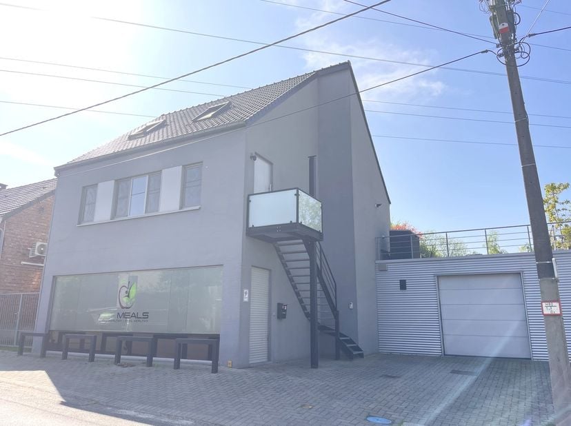 Aan de Steenberg in Hasselt vindt u deze open bebouwing met tal van mogelijkheden. Het gelijkvloers met een oppervlakte van 178m2 is een polyvalente r