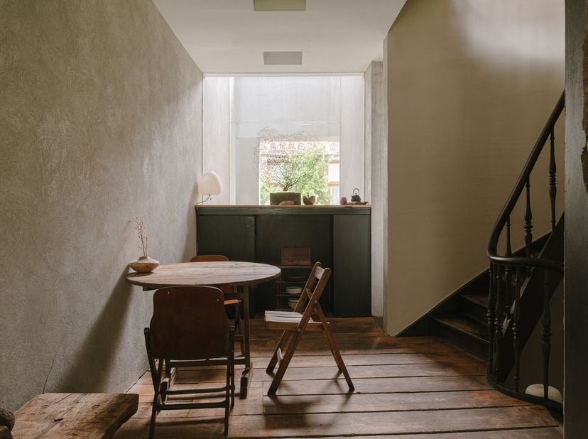 Deze unieke eigendom is discreet gelegen in een rustige zijstraat, vlak bij de Veldstraat, in het hart van het historische stadscentrum. Een uitzonder