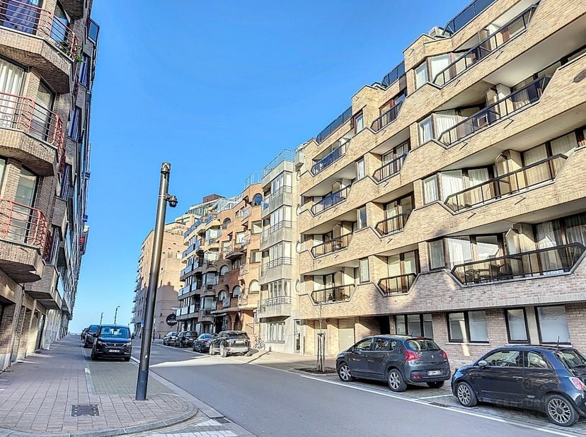 Deze prachtige penthouse (5e verdiep) is gelegen op een boogscheut van de Zeedijk en winkelstraten!<br />
Recht over het gebouw is een openbare parkin