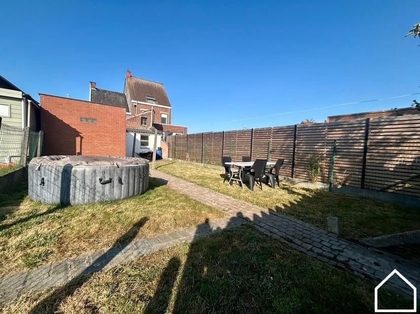 Deze te renoveren half open bebouwing gelegen in een rustige straat in Lauwe biedt een unieke kans om van dit huis uw droomwoning te maken.<br />
<br