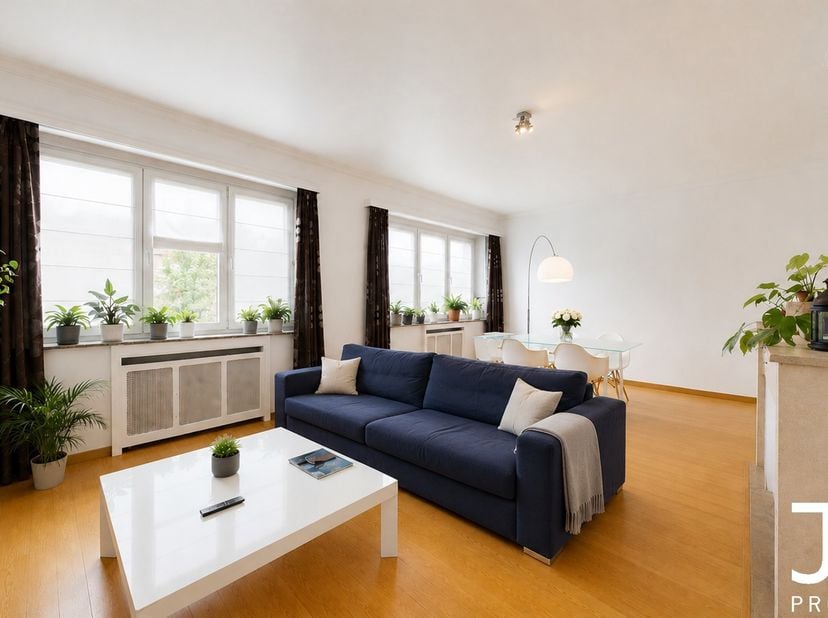 Idéalement situé entre le Parc Brugmann et le Parc de Wolvendael, ce magnifique appartement bénéficie d’un environnement verdoyant et recherché. L’arr
