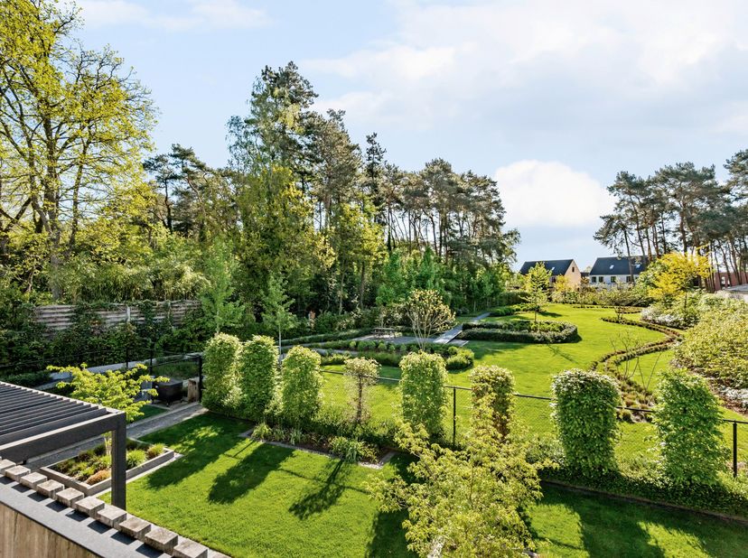 Cet appartement exclusif s'étend sur deux étages et offre un confort, un espace et un luxe de haut niveau. Au premier étage, vous trouverez un espace
