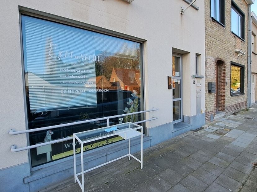 Kantoor met 2 bureelruimtes, ideaal gelegen in het centrum van Loppem. Dit pand met zeer goede visibiliteit is centraal gelegen langs een drukke inval