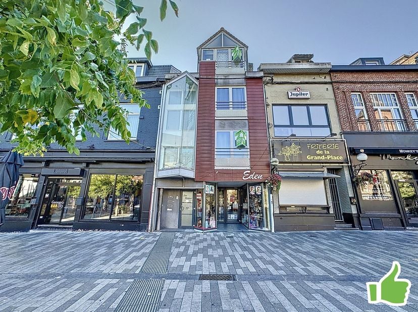 Opportunité exceptionnelle pour investisseurs ! Ce lot de 3 appartements, situés en plein cur de Mouscron sur la Grand-Place, offre un placement immob
