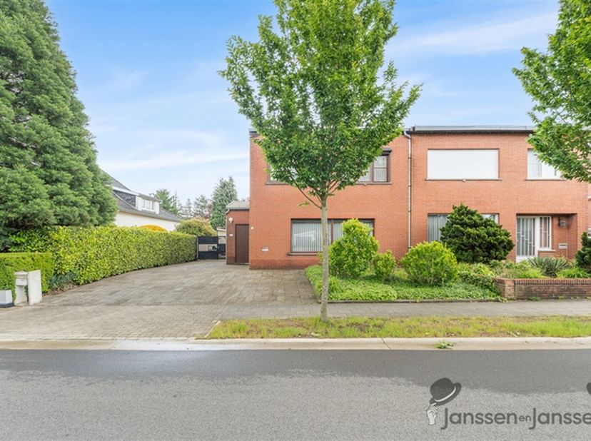 Charmante maison jumelée au centre de Tessenderlo<br />
<br />
Cet immeuble mitoyen bien entretenu est idéalement situé dans le centre de Tessenderl