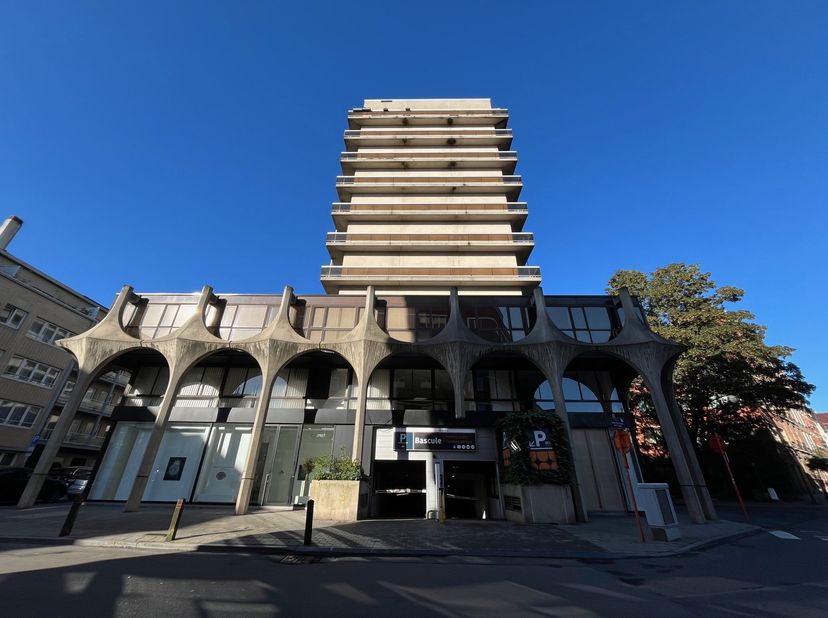 IXELLES, op een steenworp afstand van de Bascule, kavel met 5 ondergrondse PARKEERPLAATS dicht bij alle voorzieningen. Gelegen in de eerste kelder van