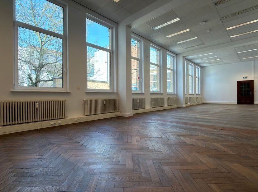 348m² kantoor op 1e verdieping in prachtig herenhuis in beaux-artsstijl (uitbreidbaar tot 610m² kantoren)<br />
Ligging: in het historisch centrum van