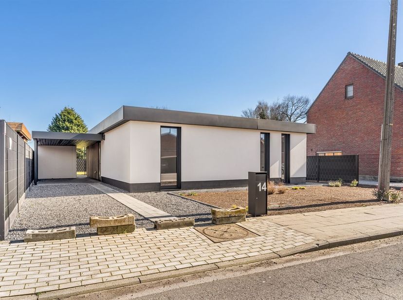 Openhuizendag op zaterdag 13 Juni van 12u30 - 13u30. <br />
Moderne nieuwbouwwoning met 2 slaapkamers te koop.<br />
Deze laagbouwwoning combineert mo