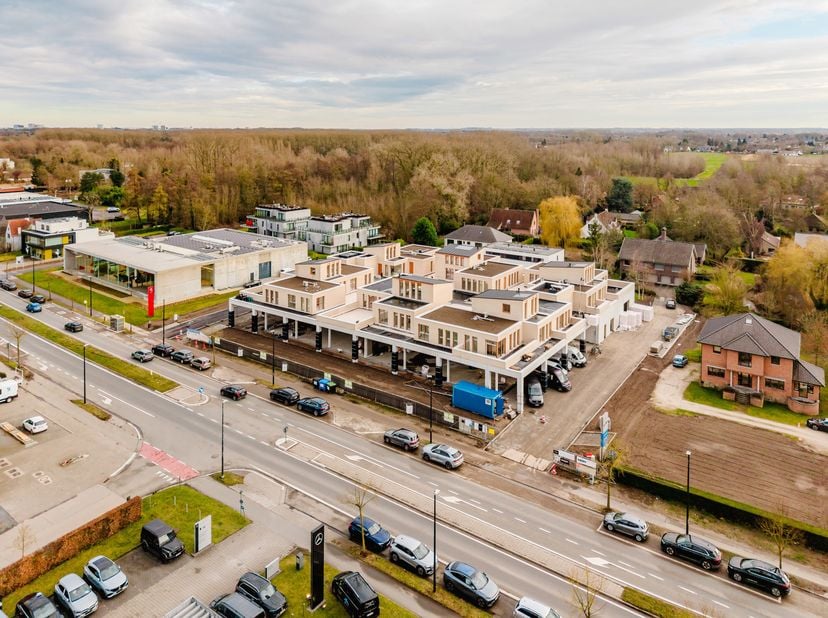 Deze handelsruimte maakt deel uit van het prestigieuze project Gouwy en geniet van een centrale ligging in Sint-Martens-Latem, een gemeente die bekend