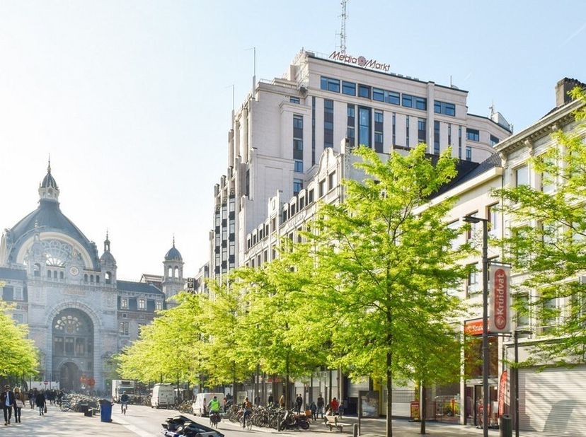 750m² kantoorruimte op 9de verdieping<br />
Ligging: op wandelafstand van station Antwerpen-Centraal<br />
Specificaties: aluminium ramen met hoogrend