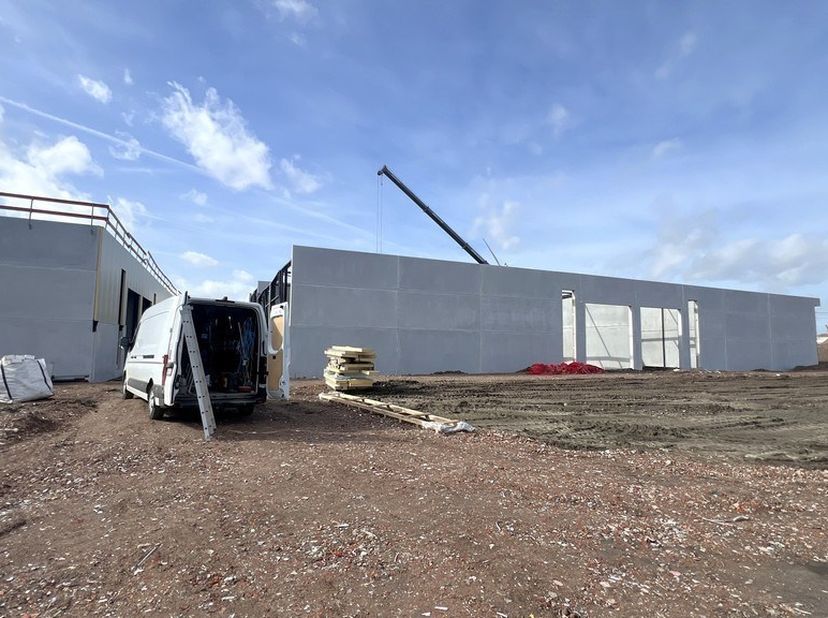 273,1m² nieuwbouw magazijn (met mogelijkheid tot mezzanine)<br />
Ligging: aan N463, op het bedrijventerrein Grote Nest in de Gentse Kanaalzone tussen