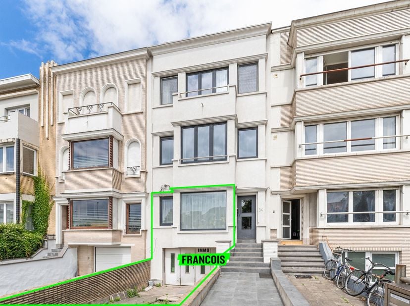 Vous cherchez un appartement à vendre à Blankenberge offrant du potentiel, un emplacement central et deux chambres pleines ? Alors cet appartement de