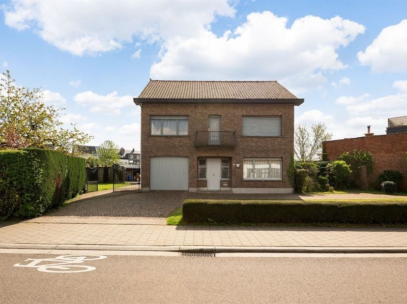Authentieke woning met veel potentieel op een perceel van 1.255m² in Herenthout<br />
Gelegen vlakbij het centrum van Herenthout met alle faciliteiten