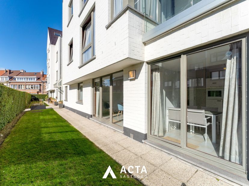 Instapklaar appartement met tuin en terras in hartje Mariakerke.<br />
Dit appartement heeft de volgende indeling: inkomhal met vestiairekast en afzon