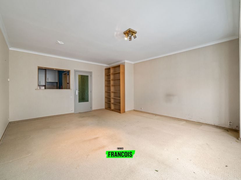 Bien que cet appartement d'une chambre spacieux ait besoin d'un rafraîchissement en profondeur, il présente de nombreux atouts.<br />
Vous trouverez d