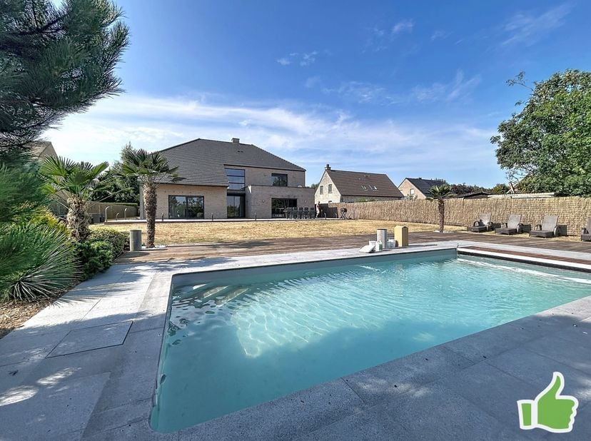 Située à Herseaux, magnifique villa aux beaux volumes érigée sur une parcelle exposée sud de 3415m2<br />
<br />
<br />
Construction de plus de 500