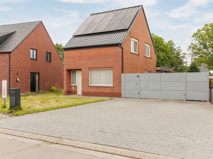 Instapklare woning op een perceel van 1205m² met 3 ruime slaapkamers kortbij het centrum van Mol, op het einde van een doodlopende straat. EPC C - 258
