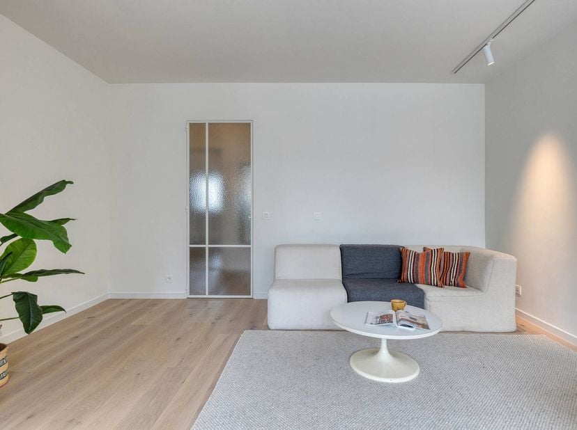 Indeling: <br />
- ruime inkomhal met apart gastentoilet <br />
- lichtrijke woonkamer met hoogwaardig afgewerkte open keuken (36 m²) <br />
- berging