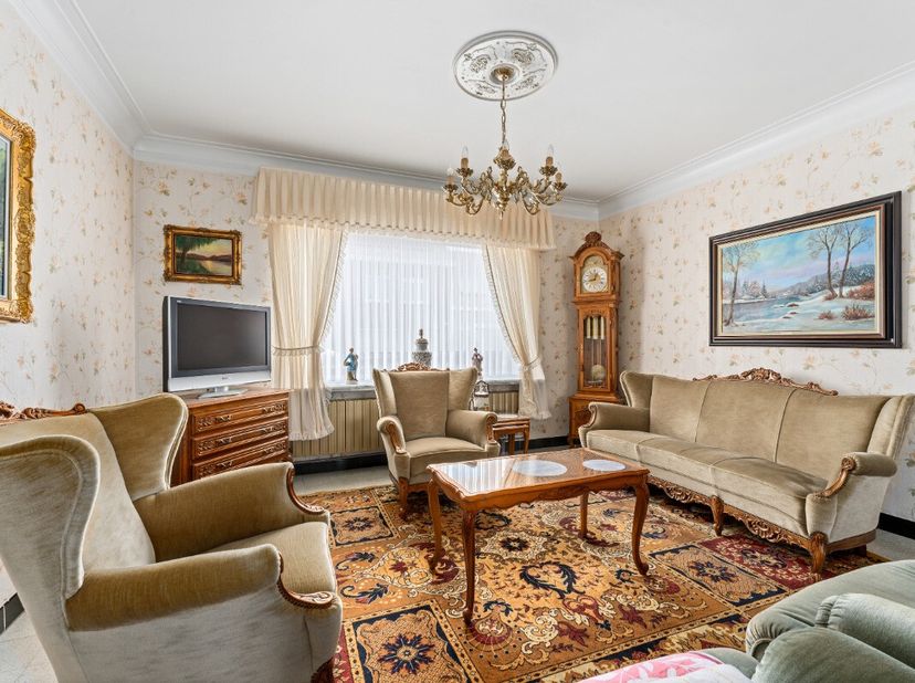 Maison mitoyenne de 3 chambres avec un grand jardin, située au calme, à vendre à Sint-Eloois-Vijve Découvrez cette charmante maison mitoyenne. La mais