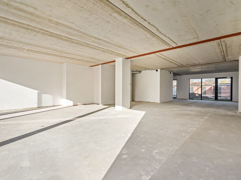 Op zoek naar een volledig instapklare kantoorruimte op een toplocatie? Deze moderne ruimte van 142,72 m² leent zich perfect voor commerciële activitei
