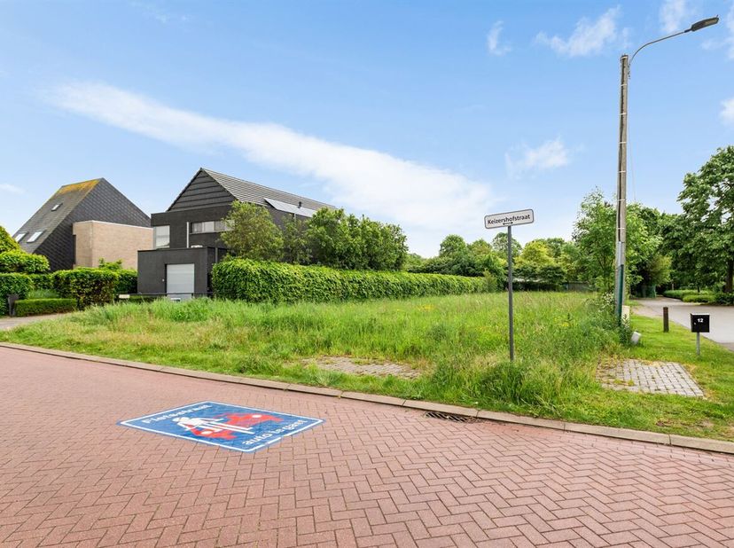 Grond geschikt voor mogelijke bebouwing, mits aanvraag en goedkeuring van een omgevingsvergunning. <br />
Locatie: De grond is gelegen in de Keizersho