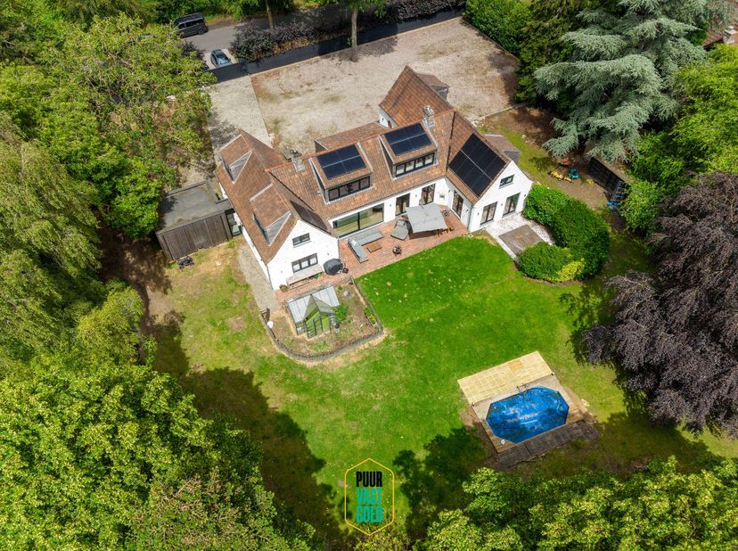Een zeer ruime villa, die fraai werd gerenoveerd, op een perceel van dik 4000m². <br />
Deze woning werd in de laatste 5 jaar grondig aangepakt. Waar