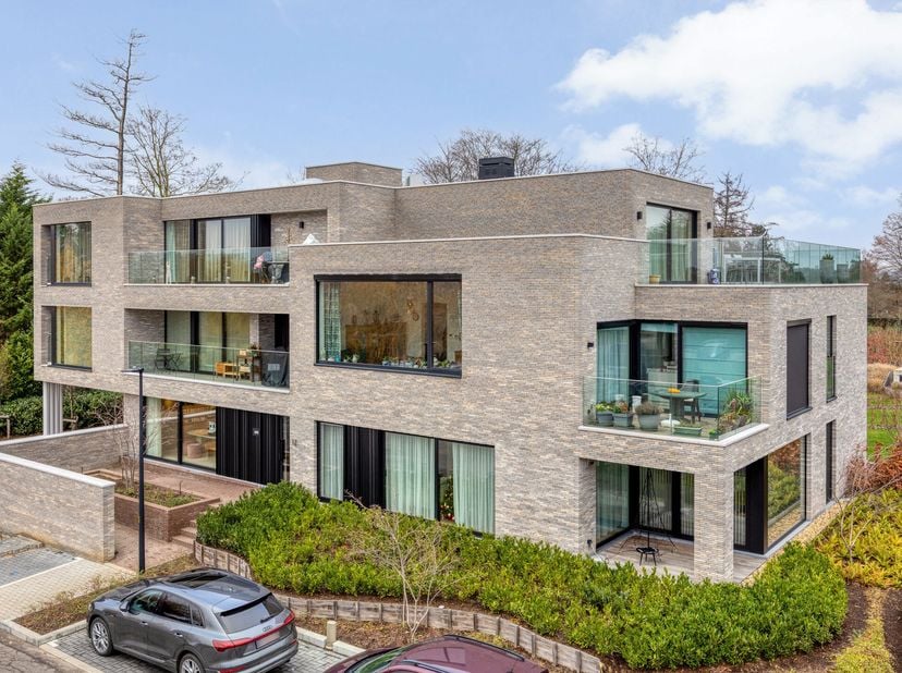Op een absolute toplocatie in het prestigieuze en groene Wezembeek-Oppem bevindt zich dit recent en exclusief duplex-appartement, gerealiseerd in 2023