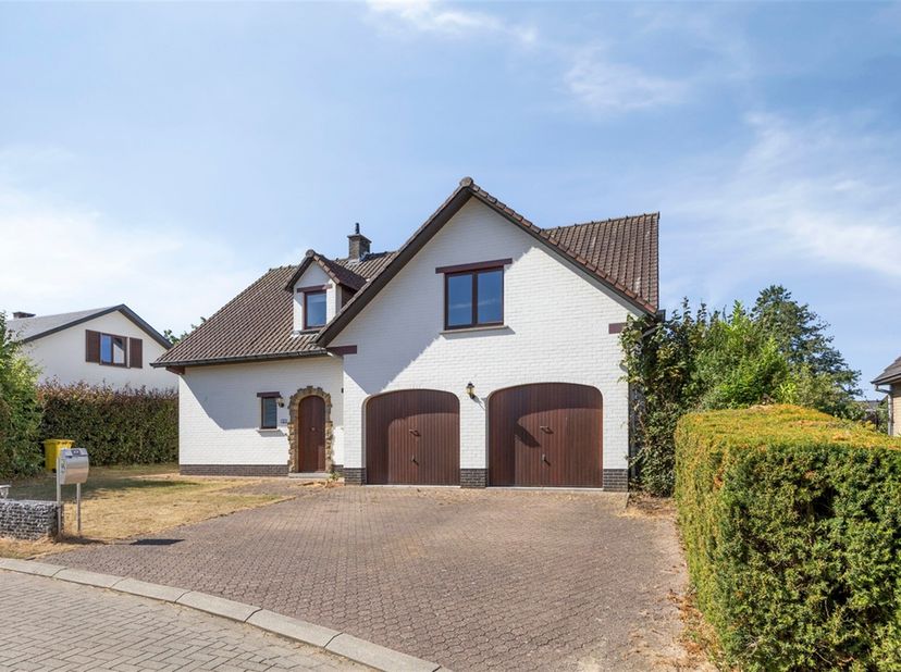 In de Gansheidestraat te Meerbeek, een doodlopende straat en dus zonder doorgaand verkeer, vindt u deze ruime woning met een bewoonbare oppervlakte va