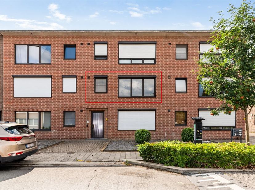 Instapklaar appartement met 2 slaapkamers, terras en staanplaats<br />
Eerste verdieping<br />
Het appartement bevindt zich op de eerste verdieping va
