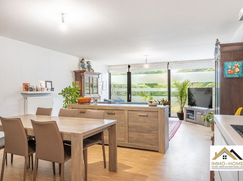 Dit gelijkvloerse appartement is gelegen in een nieuw complex, op de rand van Lokeren. In de onmiddellijke buurt bevinden zich heel wat aangename groe