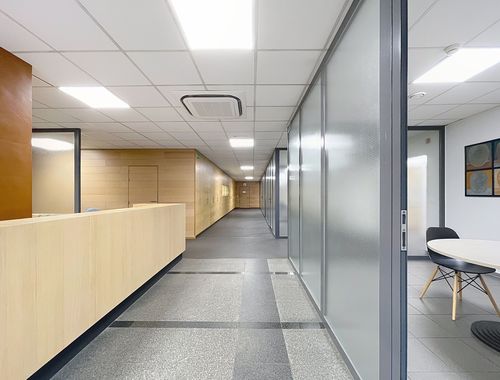                                         Bureaux à louer à Nazareth, € 640
