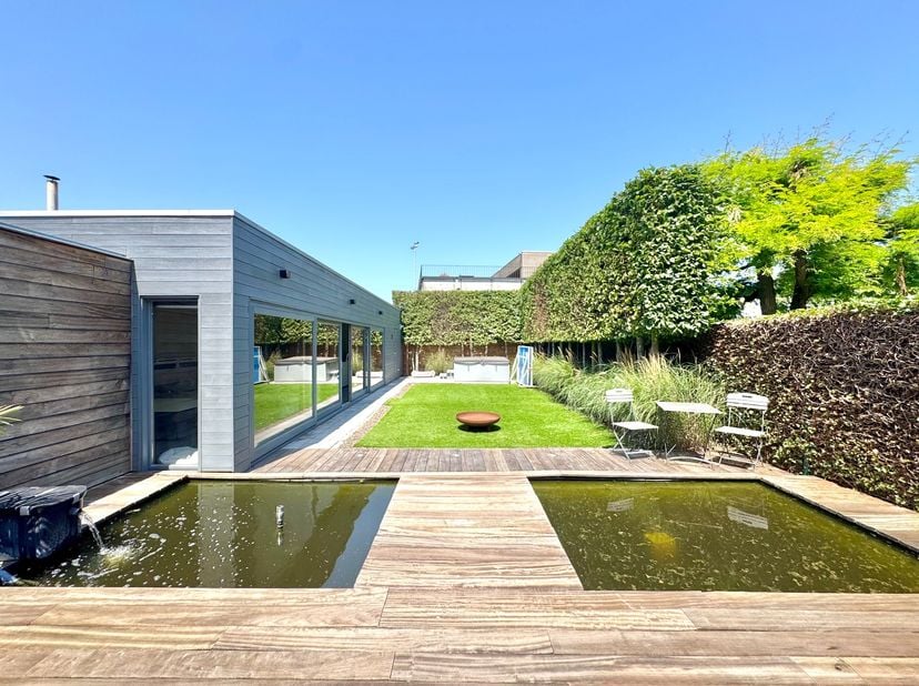 Goed gelegen halfopen woning met bijgebouw of bijhuis, op een perceel van 440 m² met ruime oprit, indeling: Inkom met gastentoilet en handwasser en tr