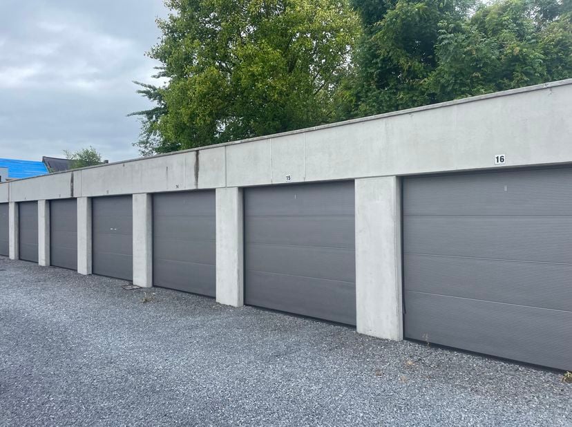 De inrit van de garagebox is langs de Beverestraat en heeft een in- en uitrit in de Koestraat zodat er gemakkelijk toegang is met aanhangwagens of gro