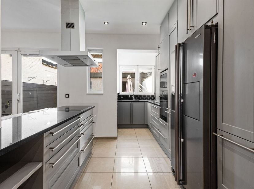 Omschrijving: <br />
Welkom in deze gemoderniseerde rijwoning in Deurne. Dit pand biedt ruim 159 m² woonoppervlak, wat zorgt voor optimale ruimtebenut