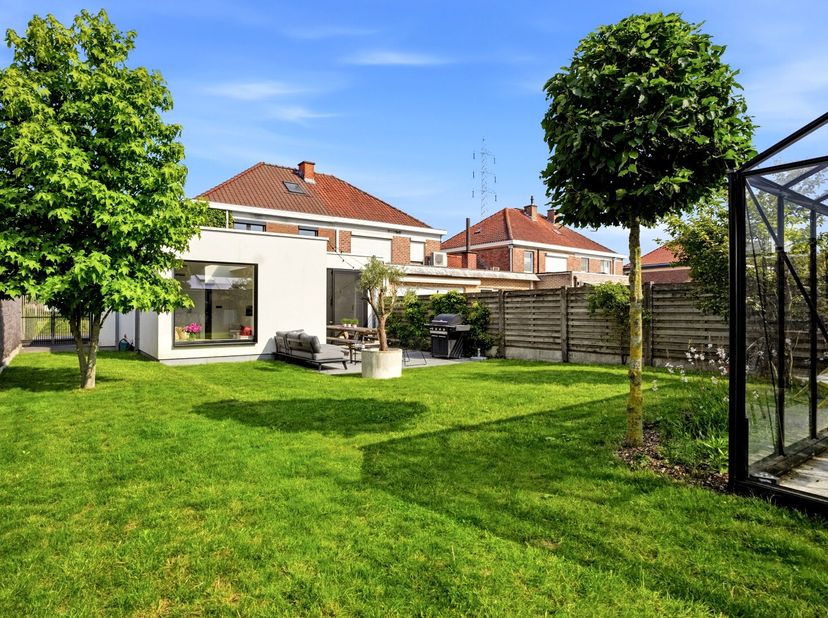 Uitzonderlijk knap gerenoveerde woning in Bavikhove met zonnige tuin, gelijkvloerse kamer en 3 slaapkamers<br />
Deze woning werd in 2016 volledig ger