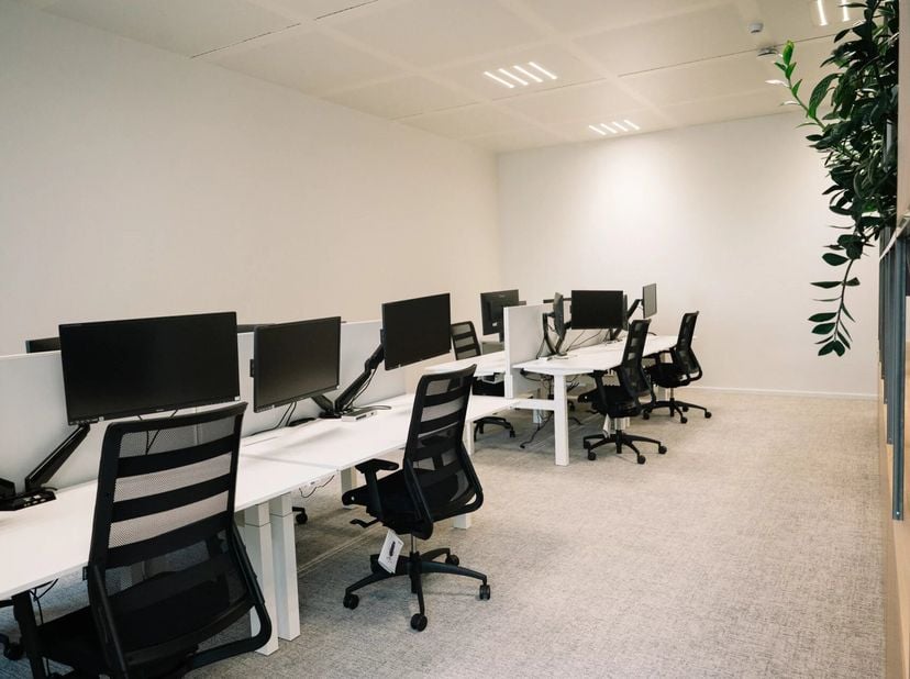 8 professionele werkplekken te huur op de Corda Campus, elk uitgerust met een standing desk, een bureaustoel en twee schermen.<br />
ALL-IN huurprijs