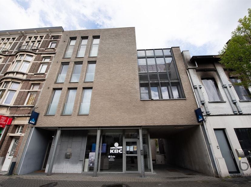 Ruim en gezellig appartement (bouwjaar 2005) op een pleintje in Hoboken<br />
Dit lichtrijke en goed onderhouden appartement is ideaal gelegen op een