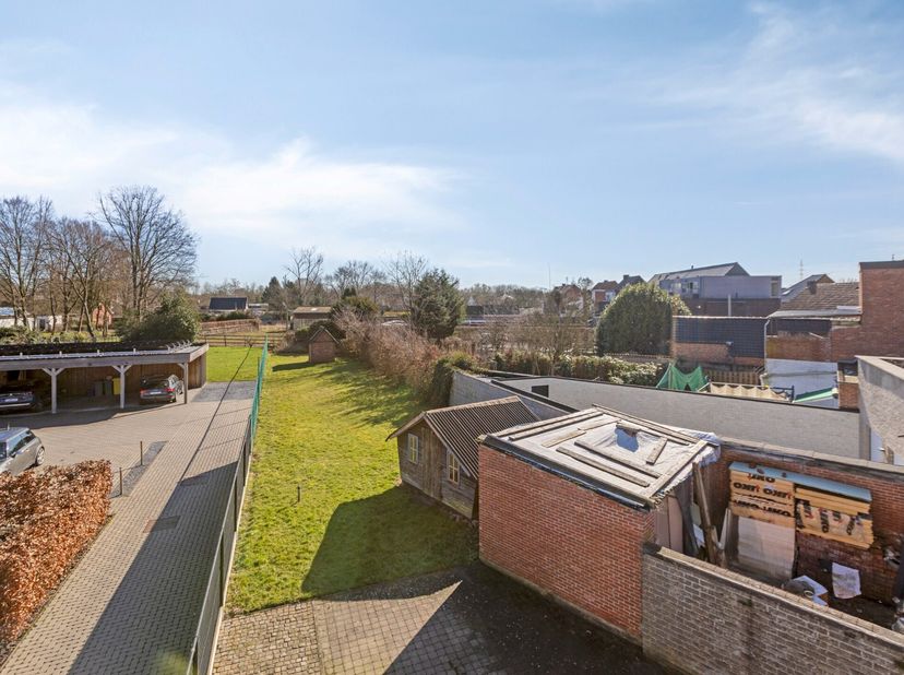 Deze woning werd eind jaren '70 gebouwd in samenwerking met een architect met de nodige aandacht aan kwaliteit, duurzaamheid en een uniek karakter. De