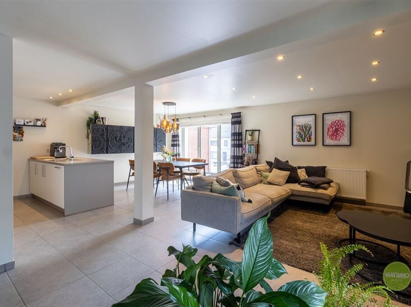 Bienvenue dans ce bel appartement meublé de façon moderne à Balen. Cette spacieuse propriété résidentielle de 118 m² offre une combinaison idéale de c