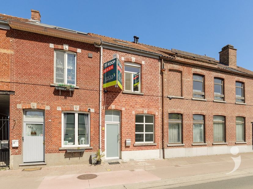Prachtig gerenoveerde gezinswoning op een toplocatie. <br />
<br />
De woning beschikt over een ruime leefruimte, tot in de puntjes afgewerkt met ee