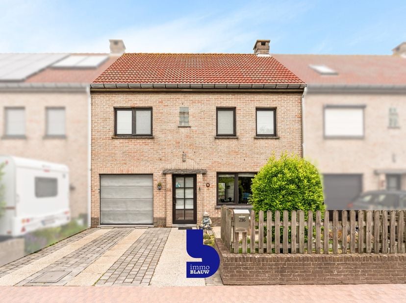 Bent u op zoek naar een verzorgde en ruime gezinswoning op een rustige locatie? Dan zal deze prachtig woning u ongetwijfeld weten te bekoren. Gelegen