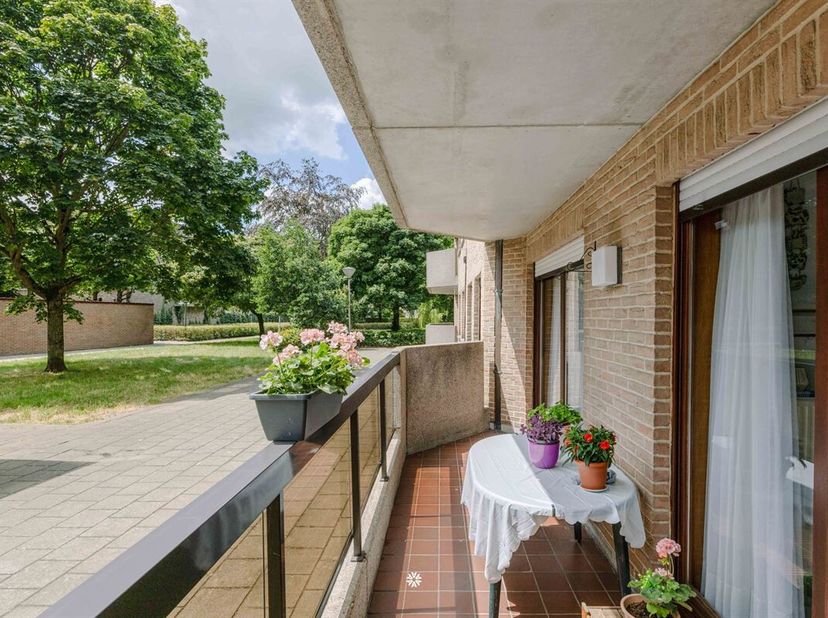 ANTWERPEN (Linkeroever)  Bent u op zoek naar een ruim gelijkvloers appartement met 2 slaapkamers en een zonnig terras op een rustige locatie? Dan is d