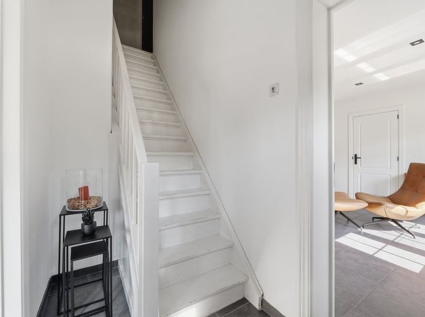 Op een rustige locatie in Diepenbeek bevindt zich deze ruime vrijstaande woning op een perceel van maar liefst 1.250 m². De woning, gebouwd in 1949, b
