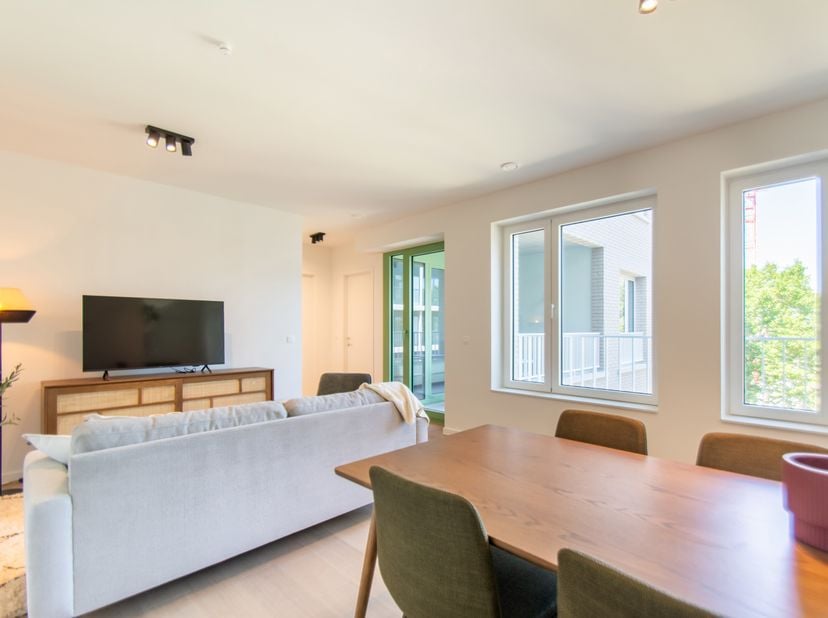 Cet appartement neuf du projet De Groene Poort bénéficie d’un emplacement exceptionnel, à proximité de la place Lobroekplein et du parc Kalverweipark,