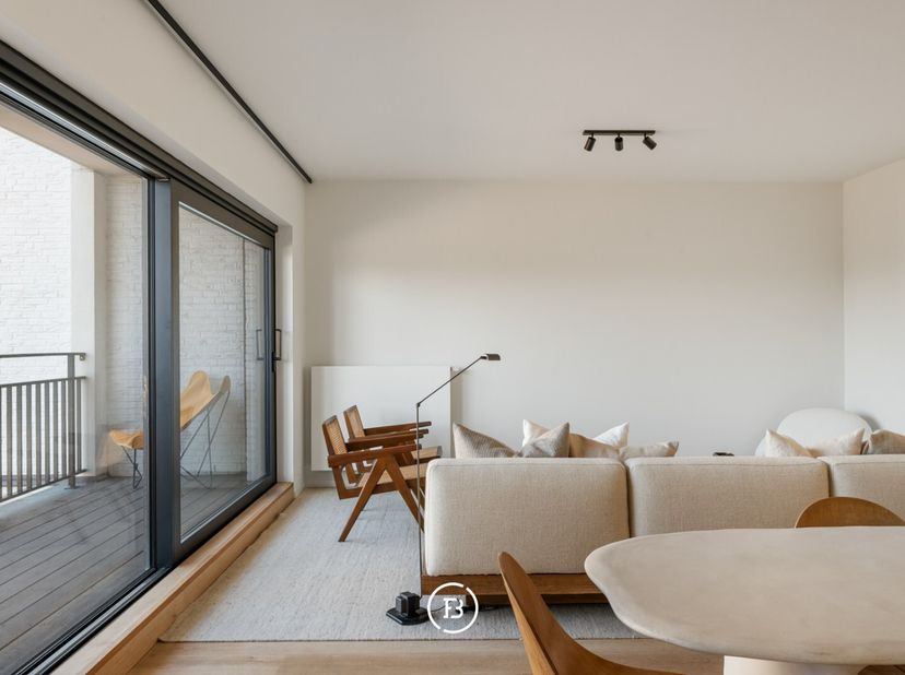 OPENDEUR ZATERDAG 2 MEI -  VAN 10U30 tot 12U30. Dit lichtrijke en uiterst gezellige appartement bevindt zich in de recente residentie Crown. De liggin